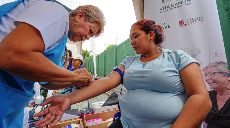 Atención médica en feria de la salud promovida por Difare, fuente de la foto.