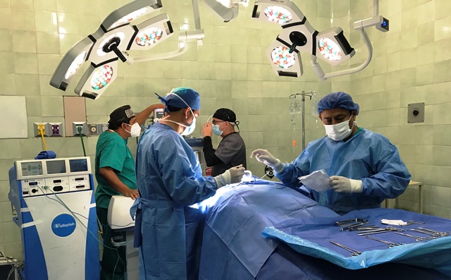 Intervención quirúrgica en paciente de accidente cerebrovascular en Manabí, Ecuador. / FUENTE: HGP-IESS