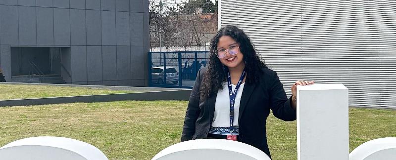 Aliz Pinto Aspiazu posa en la sede del Foro Empresarial Sudamericano, en Argentina. / FUENTE: Cortesía de Aliz.