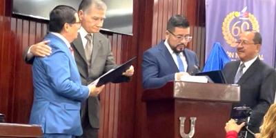 El director de REVISTA DE MANABÍ, José Risco Intriago, recibe Acuerdo de la UNP de Manta que lo declara Insigne Periodista de Manabí 2026. / FOTO: M.A.J.R. (RdM)