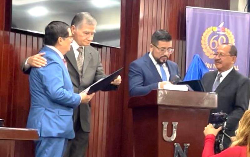 El director de REVISTA DE MANABÍ, José Risco Intriago, recibe Acuerdo de la UNP de Manta que lo declara Insigne Periodista de Manabí 2026. / FOTO: M.A.J.R. (RdM)