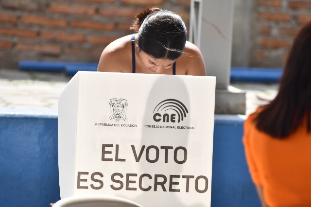 Mujer sufraga en la provincia de Manabí, Ecuador. / FUENTE: CNE