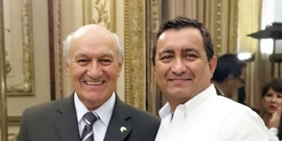 Jorge Núñez Sánchez, exdirector de la Academia Nacional de Historia del Ecuador, junto a Jorge Luis Bowen Loor, manabita, investigador histórico. Posan en la Casa de América, en Madrid, España. / FUENTE: J.L.B.L., Portoviejo.