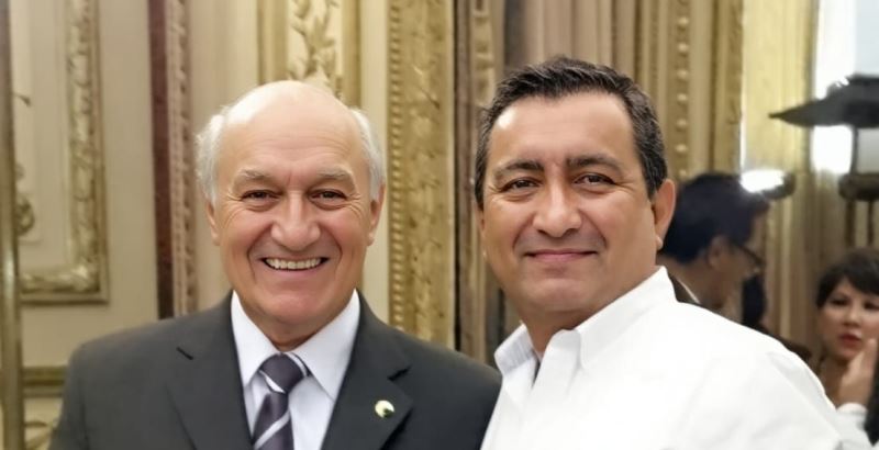 Jorge Núñez Sánchez, exdirector de la Academia Nacional de Historia del Ecuador, junto a Jorge Luis Bowen Loor, manabita, investigador histórico. Posan en la Casa de América, en Madrid, España. / FUENTE: J.L.B.L., Portoviejo.