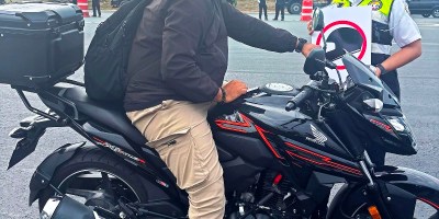 Motociclista es advertido por agente de tránsito. / FUENTE: Fundación Movidana, Ecuador
