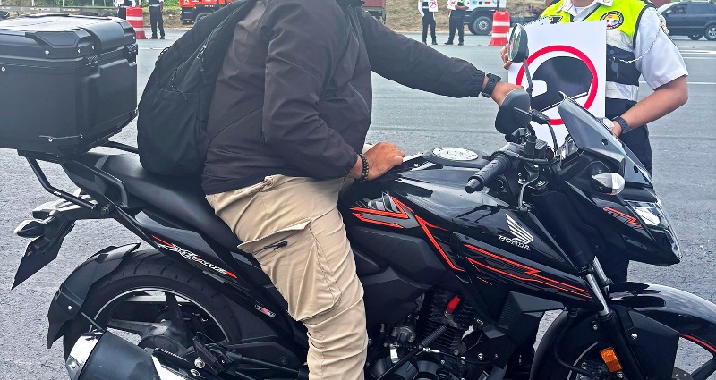 Motociclista es advertido por agente de tránsito. / FUENTE: Fundación Movidana, Ecuador