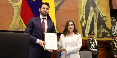 El presidente de la Asamblea Nacional del Ecuador, Niels Olsen, posesiona como presidente del Consejo de la Judicatura a Mercedes Caicedo Aldaz. / FUENTE: CJ, Quito