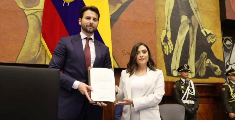 El presidente de la Asamblea Nacional del Ecuador, Niels Olsen, posesiona como presidente del Consejo de la Judicatura a Mercedes Caicedo Aldaz. / FUENTE: CJ, Quito