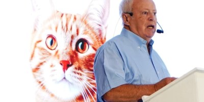 El doctor Daniel Enrique Pampín, científico, expone nuevo descubrimientos para mejorar la nutrición animal. / FUENTE: Agripag, Guayaquil