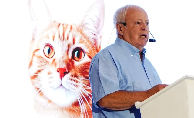 El doctor Daniel Enrique Pampín, científico, expone nuevo descubrimientos para mejorar la nutrición animal. / FUENTE: Agripag, Guayaquil