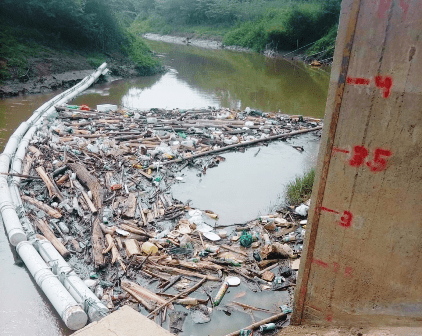 Barrera tecnológica impide que basura transportada por Río Portoviejo llegue al mar. / FUENTE: G. G. Ecuador