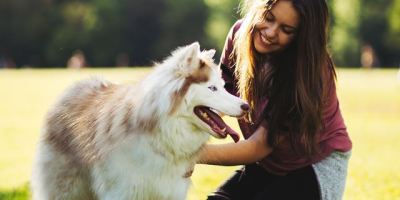 Mujer acaricia su perro mascota. / FUENTE: OttoKare, Quito