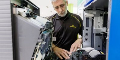 Un técnico da mantenimiento a un cajero automático. / FUENTE: Prosegur Cash Ecuador
