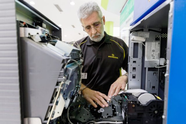 Un técnico da mantenimiento a un cajero automático. / FUENTE: Prosegur Cash Ecuador
