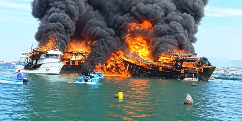 Incendio de naves pesqueras en puerto de Manta, Manabí, Ecuador. / FUENTE: RadioJamavisión, Google.