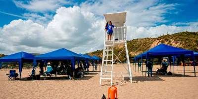 Torre de vigilancia por seguridad de bañistas en playa de Manta, Ecuador. / FUENTE: Duoprint