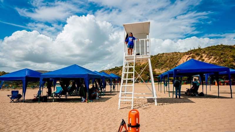 Torre de vigilancia por seguridad de bañistas en playa de Manta, Ecuador. / FUENTE: Duoprint