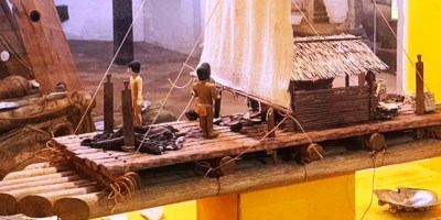 Parte de maqueta de una balsa manteña exhibida en museo de Salango, Manabí, Ecuador.