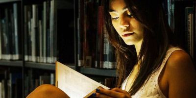 De un afiche promotor de conversatorio sobre libros y lectores. Manta, Ecuador./ FUENTE: Cuerpodevoces