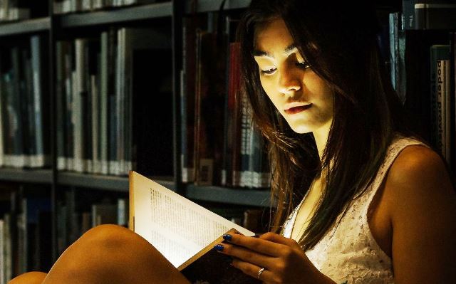 De un afiche promotor de conversatorio sobre libros y lectores. Manta, Ecuador./ FUENTE: Cuerpodevoces