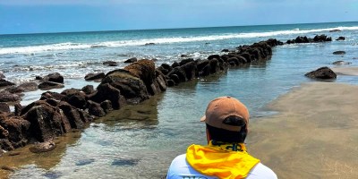 Un custodio arqueológico observa vestigios de corrales marinos construidos hace más de 600 años en las costas del hoy Cantón Manta, Ecuador. / FUENTE: BIOCOEX-Pacoche.