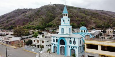 El templo católico y el cerro de la Parroquia Charapotó, provincia de Manabí, Ecuador (FUENTE: GAD parroquial, tomada de Google).