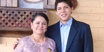 La maestra Libertad Regalado Espinoza y su nieto César Jorge Manrique (Álbum familiar, cortesía).