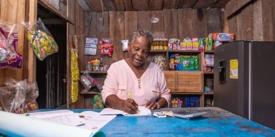 Mujer gestionando su micronegocio. / FUENTE: IAFFE Colombia