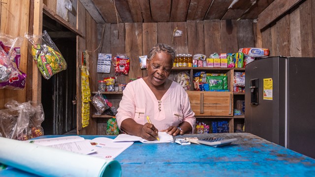 Mujer gestionando su micronegocio. / FUENTE: IAFFE Colombia