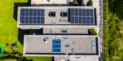 paneles fotovoltaicos encima de residencias ecuatorianas. / FUENTE: SolarTeam