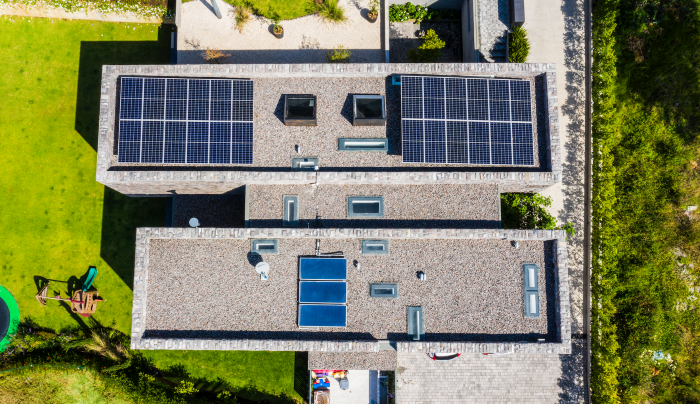 paneles fotovoltaicos encima de residencias ecuatorianas. / FUENTE: SolarTeam