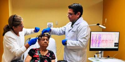 Probando funcionamiento de un encefalógrafo en Hospital General Portoviejo del IESS, Manabí, Ecuador. / FUENTE: HGP