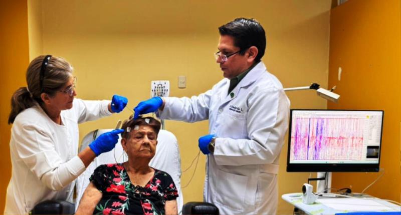 Probando funcionamiento de un encefalógrafo en Hospital General Portoviejo del IESS, Manabí, Ecuador. / FUENTE: HGP
