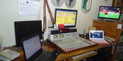 Vista parcial de la cabina de controles de radio La voz de los Caras actualmente. / FUENTE: RLVC/Gloria Andrade R., Bahía de Caráquez, Ecuador.