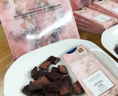Exhibición de libro Tierra hermosa, narración acerca del cacao fino de aroma del Ecuador. / FUENTE: Patricio Ramos, Manta