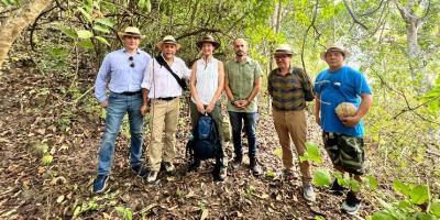 Visita de arqueóloga neoyorkina, Dra. MIchell Young, al Cerro de Hojas Jaboncillo, Portoviejo, Ecuador, / FUENTE: David Ramírez Bravo