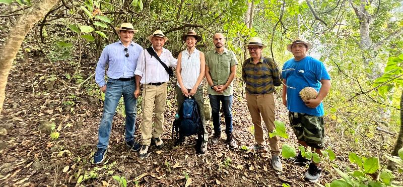 Visita de arqueóloga neoyorkina, Dra. MIchell Young, al Cerro de Hojas Jaboncillo, Portoviejo, Ecuador, / FUENTE: David Ramírez Bravo