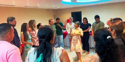 La maestra Fanny Utreras imparte clases de Inteligencia Emocional, en Manta, Ecuador.