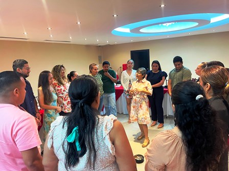 La maestra Fanny Utreras imparte clases de Inteligencia Emocional, en Manta, Ecuador.