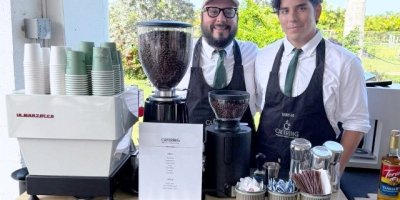 Mario y Nicolás Idrovo, en su estación móvil que sirve bebidas de café. / FOTO proporcionada por Samantha Jijón G.