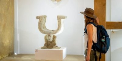 Arqueóloga Michelle Young observa una silla manteña precolombina en el Museo Cerro de Hojas-Jaboncillo, Portoviejo, Ecuador.