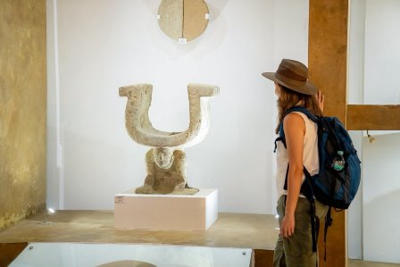 Arqueóloga Michelle Young observa una silla manteña precolombina en el Museo Cerro de Hojas-Jaboncillo, Portoviejo, Ecuador.
