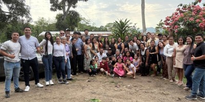 Los oferentes del homenaje posan junto al director de REVISTA DE MANABÍ (centro, en cuclillas), en la hacienda de la familia Zambrano Manzaba, sitio Camareta próximo a la ciudad de Chone (FOTO cortesía).